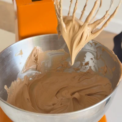 Whisk the cremeux